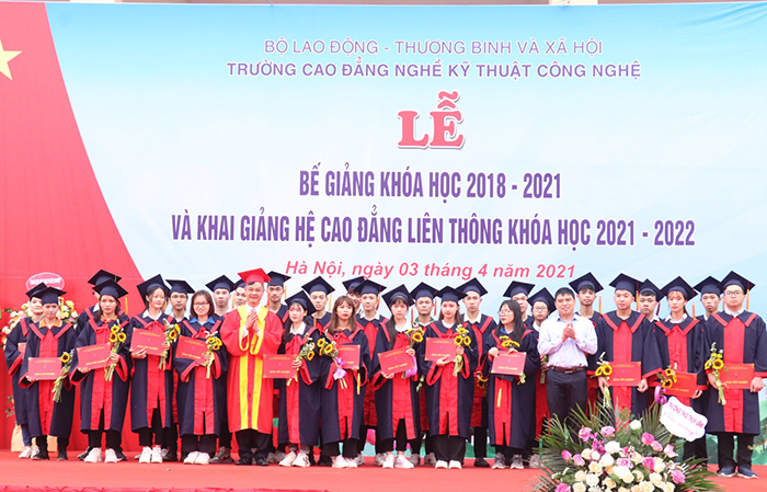 Trường Cao đẳng nghề Kỹ thuật công nghệ: Trao Bằng tốt nghiệp cho hơn 500  học sinh, sinh viên